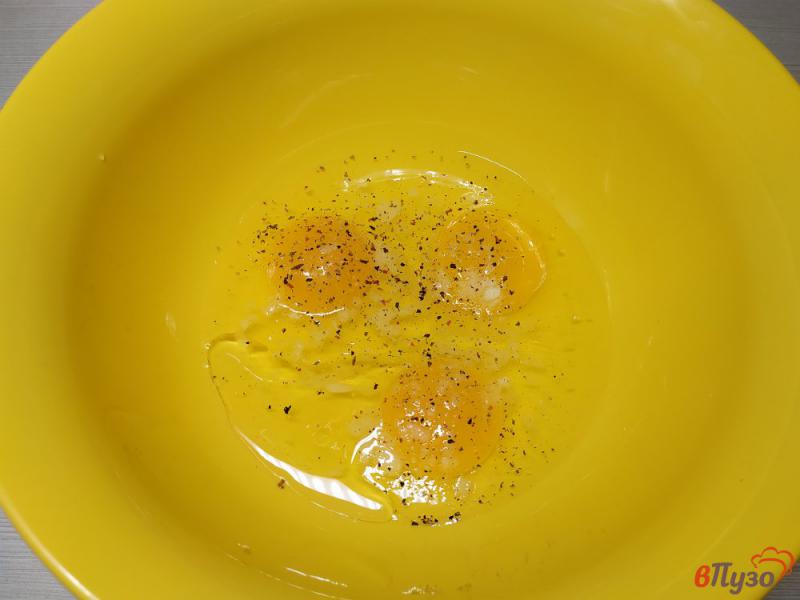 Фото приготовление рецепта: Фритата с курицей и грибами шаг №3