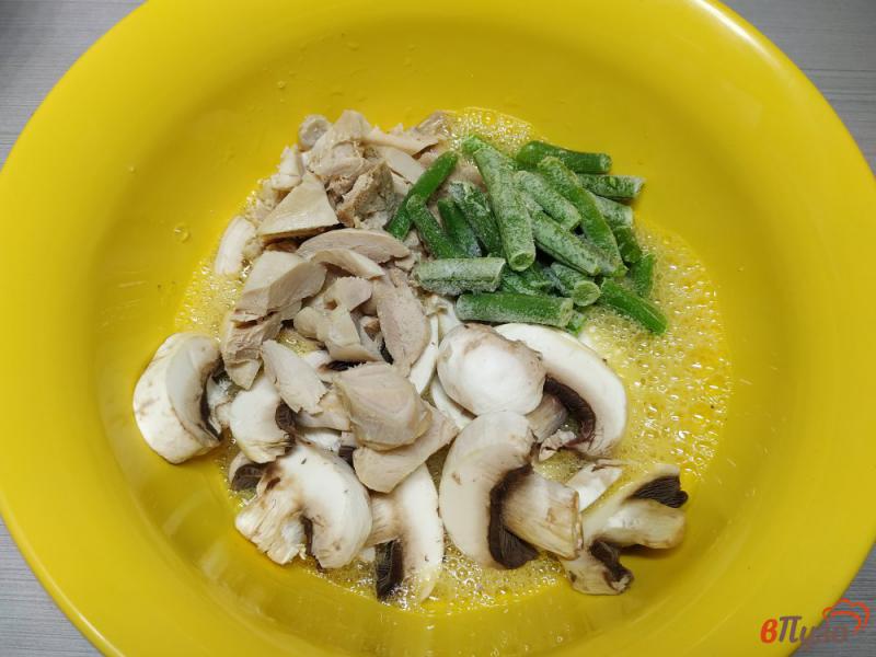 Фото приготовление рецепта: Фритата с курицей и грибами шаг №4