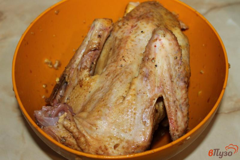 Фото приготовление рецепта: Запеченная утка с яблоками в рукаве шаг №4