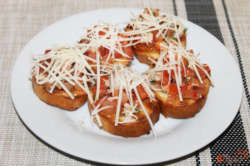 Фото приготовление рецепта: Бутерброды с печенью трески и помидорами шаг №5