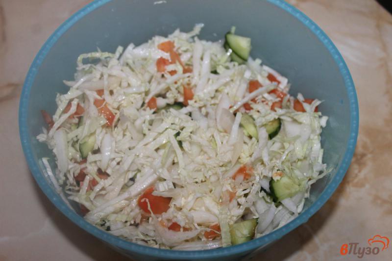 Фото приготовление рецепта: Салат из пекинской капусты с морковью и овощами шаг №2