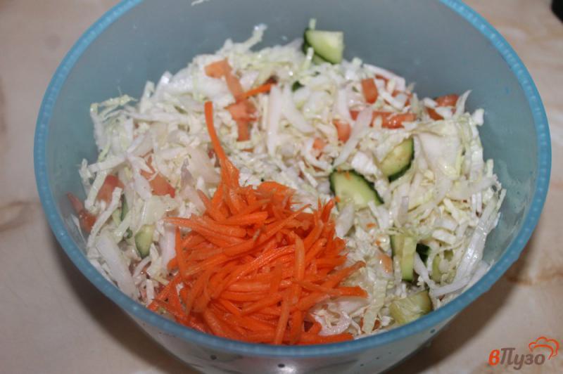 Фото приготовление рецепта: Салат из пекинской капусты с морковью и овощами шаг №3