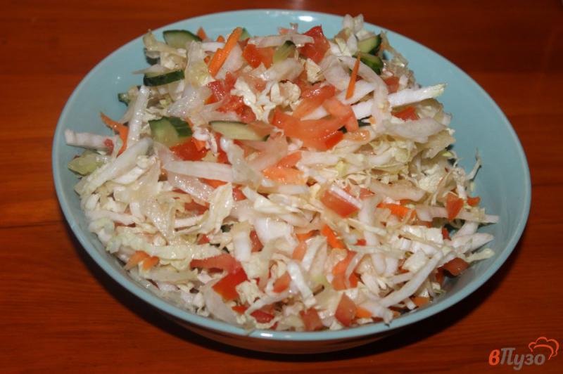 Фото приготовление рецепта: Салат из пекинской капусты с морковью и овощами шаг №4