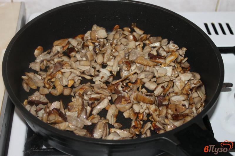 Фото приготовление рецепта: Жульен с мидиями и грибами шаг №2