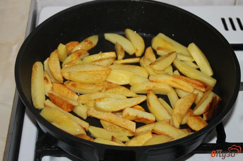 Фото приготовление рецепта: Жареный картофель с яйцом и луком шаг №2