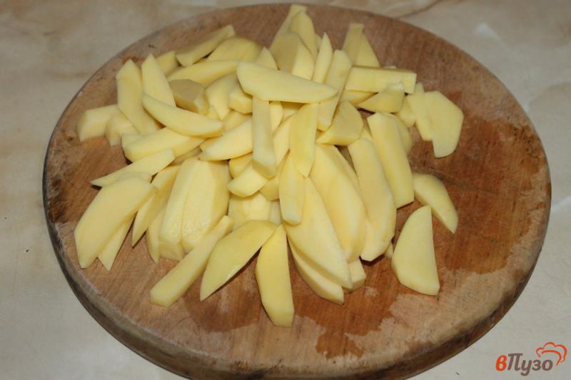 Фото приготовление рецепта: Жареный картофель с яйцом и луком шаг №1