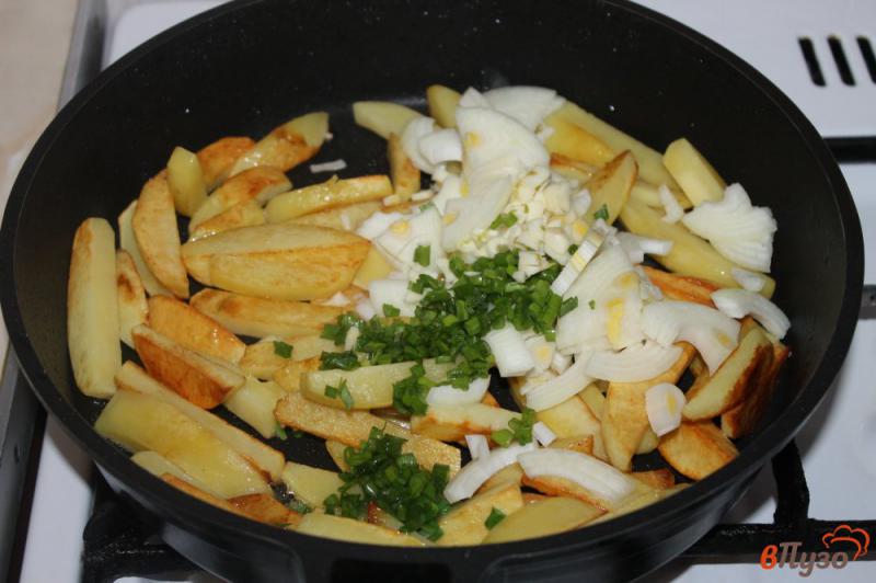 Фото приготовление рецепта: Жареный картофель с яйцом и луком шаг №3