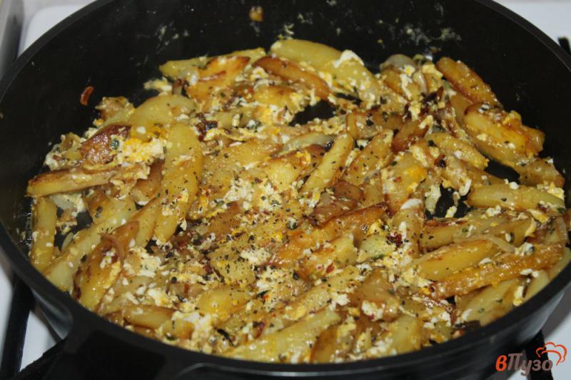 Фото приготовление рецепта: Жареный картофель с яйцом и луком шаг №4