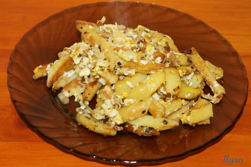 Фото приготовление рецепта: Жареный картофель с яйцом и луком шаг №5