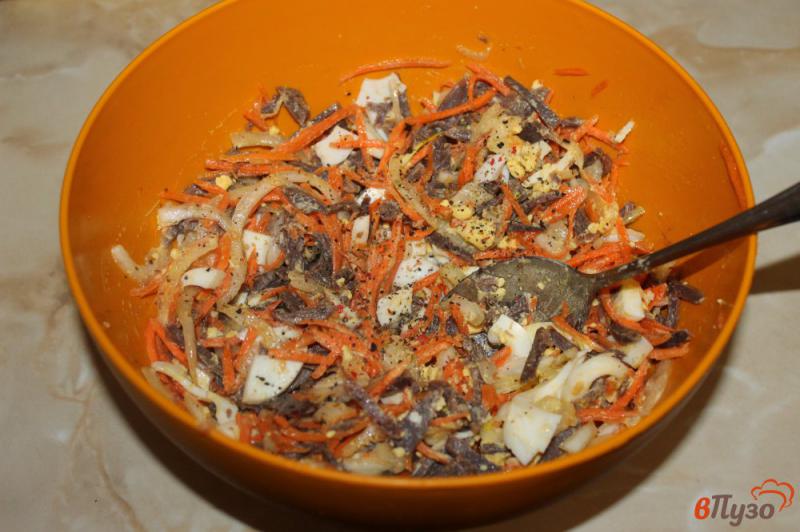 Фото приготовление рецепта: Салат из отварных куриных желудков с морковью и яйцом шаг №5