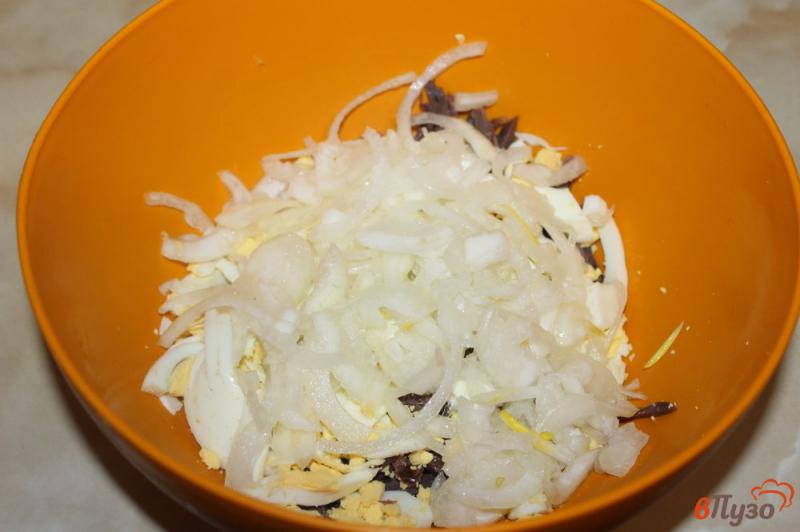Фото приготовление рецепта: Салат из отварных куриных желудков с морковью и яйцом шаг №3