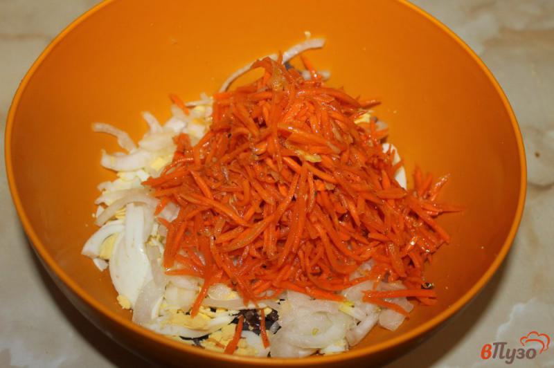 Фото приготовление рецепта: Салат из отварных куриных желудков с морковью и яйцом шаг №4
