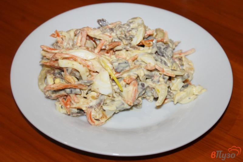 Фото приготовление рецепта: Салат из отварных куриных желудков с морковью и яйцом шаг №6
