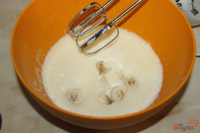 Фото приготовление рецепта: Банановые вафли с шоколадным соусом шаг №2