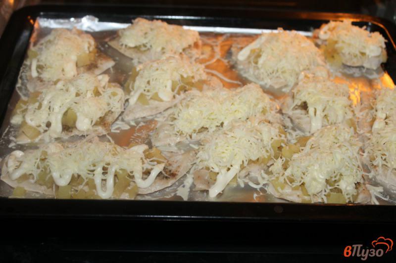 Фото приготовление рецепта: Куриные отбивные с ананасом и сулугуни шаг №5