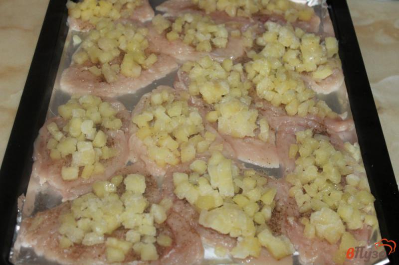 Фото приготовление рецепта: Куриные отбивные с ананасом и сулугуни шаг №4