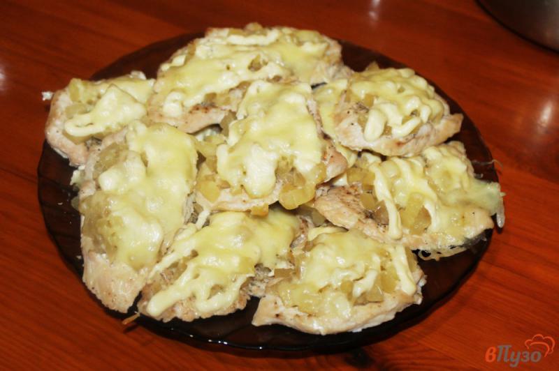 Фото приготовление рецепта: Куриные отбивные с ананасом и сулугуни шаг №6