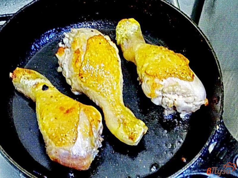 Фото приготовление рецепта: Куриные голени в сметанно-чесночном соусе шаг №2