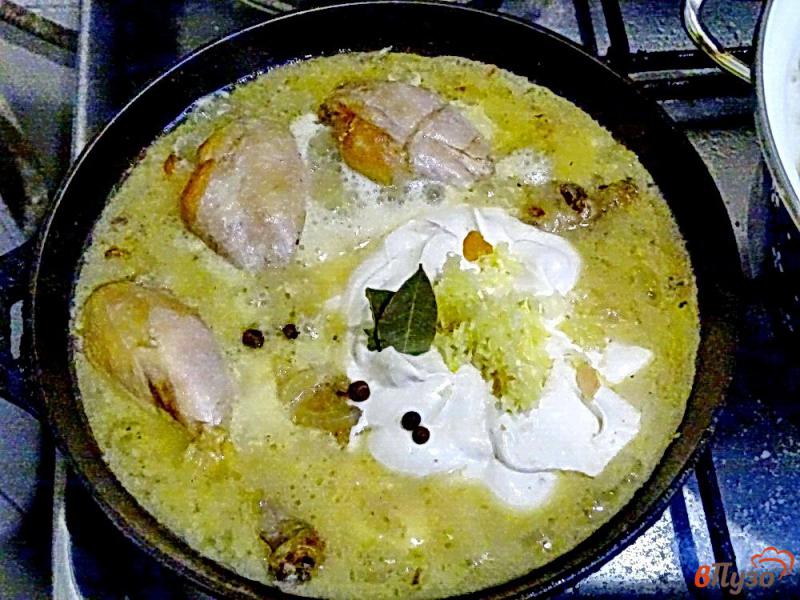 Фото приготовление рецепта: Куриные голени в сметанно-чесночном соусе шаг №8