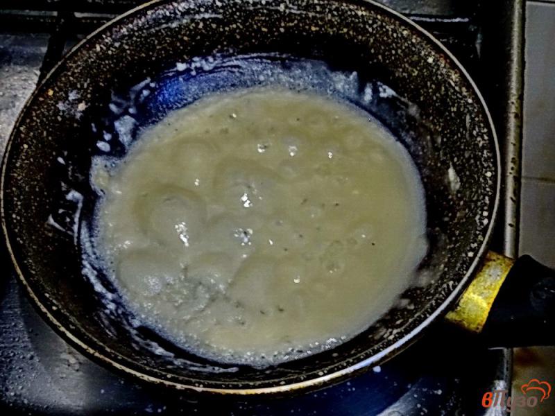 Фото приготовление рецепта: Куриные голени в сметанно-чесночном соусе шаг №6