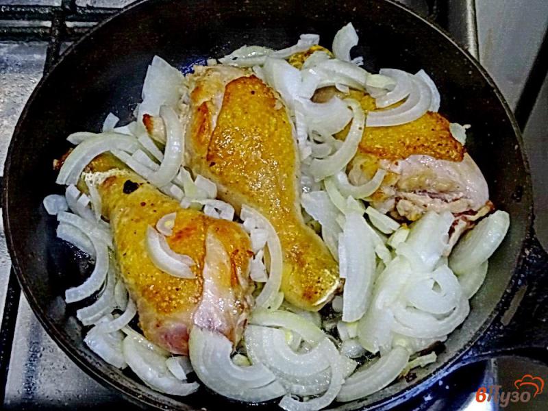 Фото приготовление рецепта: Куриные голени в сметанно-чесночном соусе шаг №4