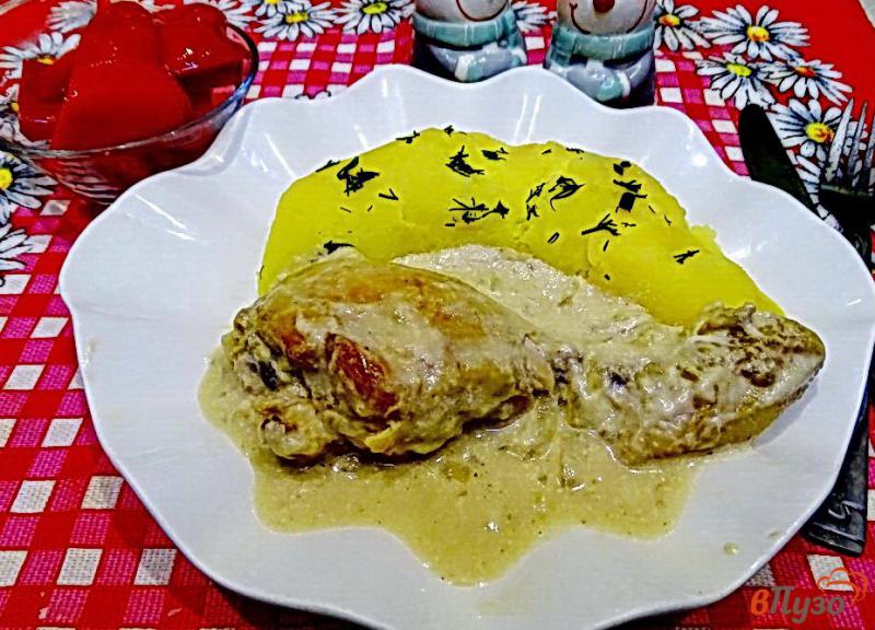 Фото приготовление рецепта: Куриные голени в сметанно-чесночном соусе шаг №9