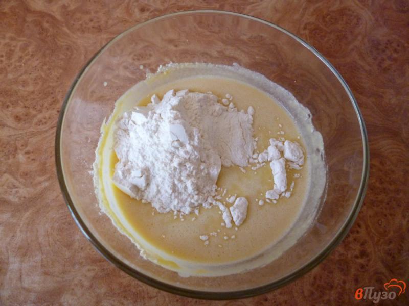 Фото приготовление рецепта: Панкейки с кукурузной мукой и малиновым соусом шаг №3