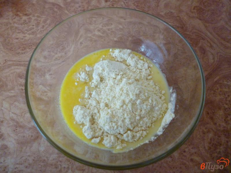 Фото приготовление рецепта: Панкейки с кукурузной мукой и малиновым соусом шаг №2