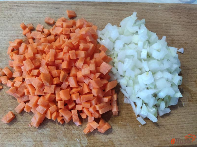 Фото приготовление рецепта: Сырный суп с цветной капустой шаг №2
