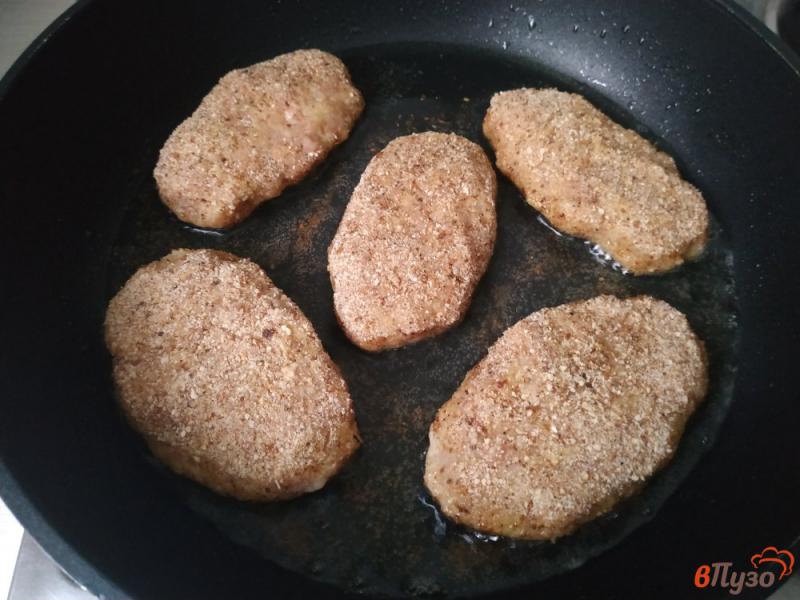 Фото приготовление рецепта: Куриные котлеты с пшеничными отрубями шаг №5