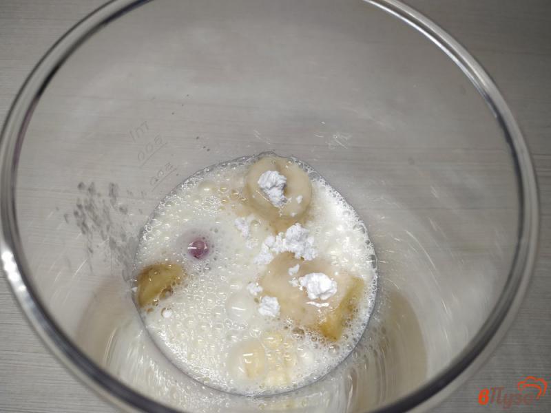 Фото приготовление рецепта: Молочный коктейль с бананом и клубникой шаг №4