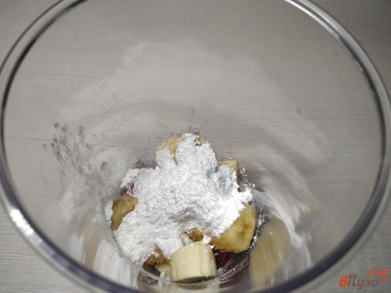 Фото приготовление рецепта: Молочный коктейль с бананом и клубникой шаг №3