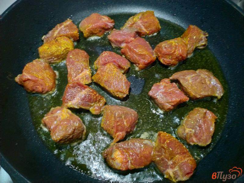 Фото приготовление рецепта: Булгур с телятиной на сковороде шаг №3