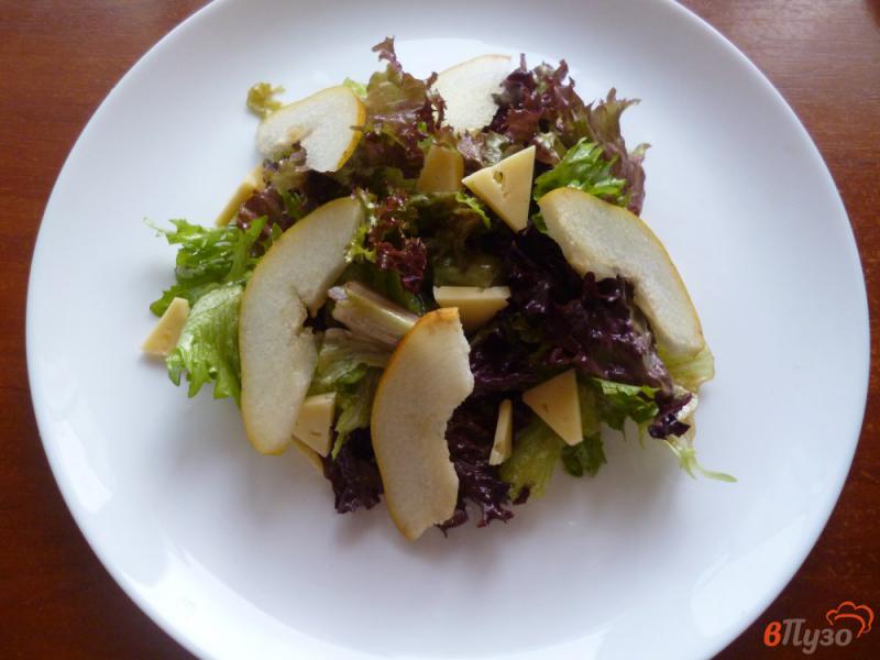 Фото приготовление рецепта: Салат с утиной грудкой и грушей шаг №8
