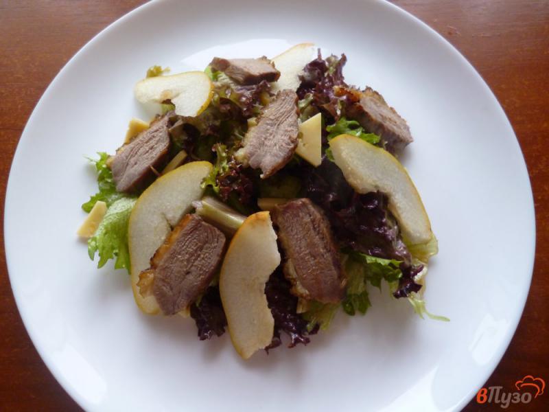 Фото приготовление рецепта: Салат с утиной грудкой и грушей шаг №9