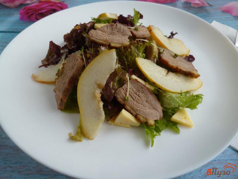 Фото приготовление рецепта: Салат с утиной грудкой и грушей шаг №10