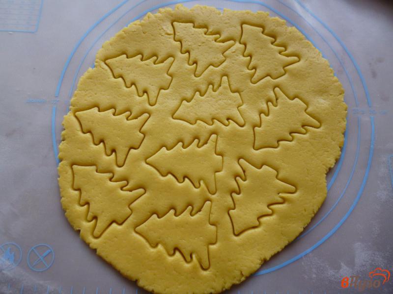 Фото приготовление рецепта: Песочное печенье с лимонной глазурью шаг №4