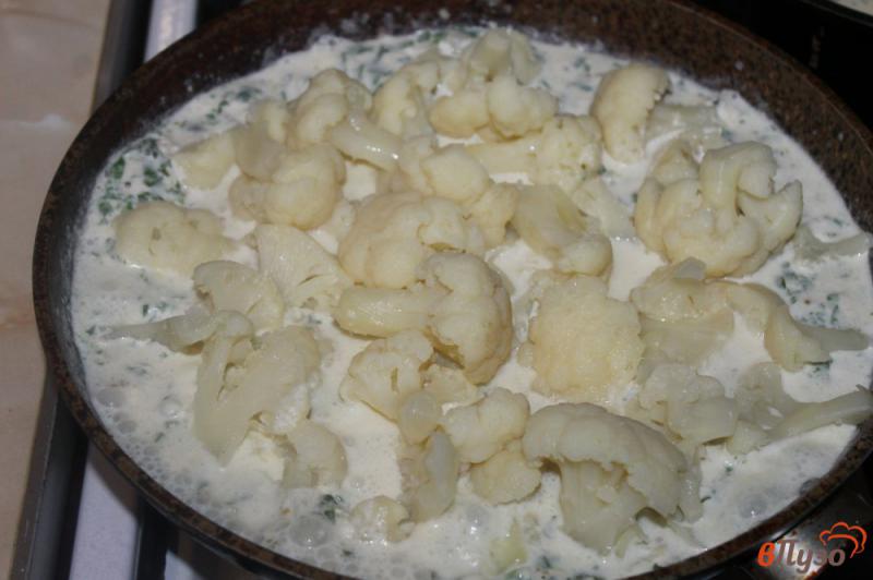 Фото приготовление рецепта: Цветная капуста в сырно - шпинатном соусе шаг №5