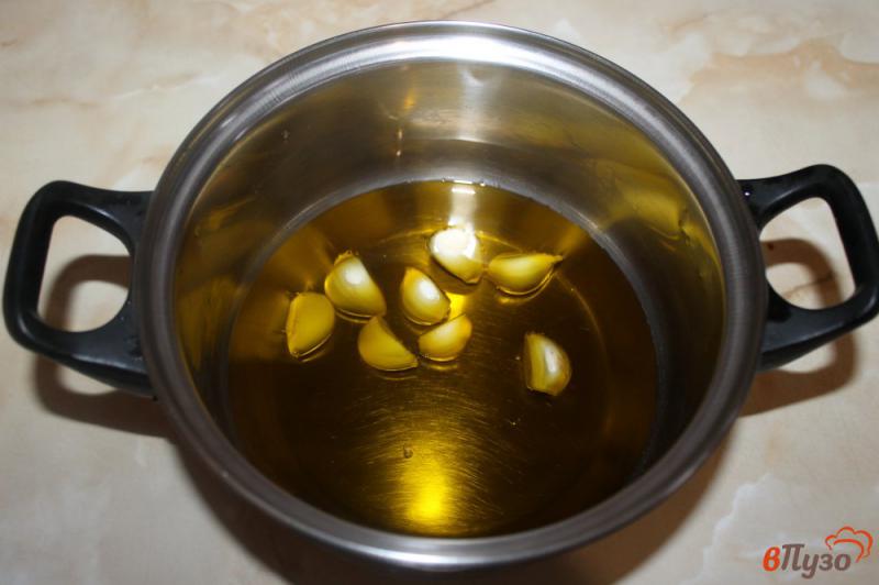 Фото приготовление рецепта: Ароматизированное оливковое масло шаг №2