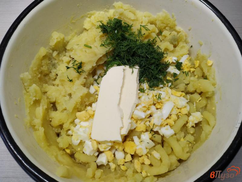 Фото приготовление рецепта: Ленивые картофельные зразы с яйцом и зеленью шаг №6