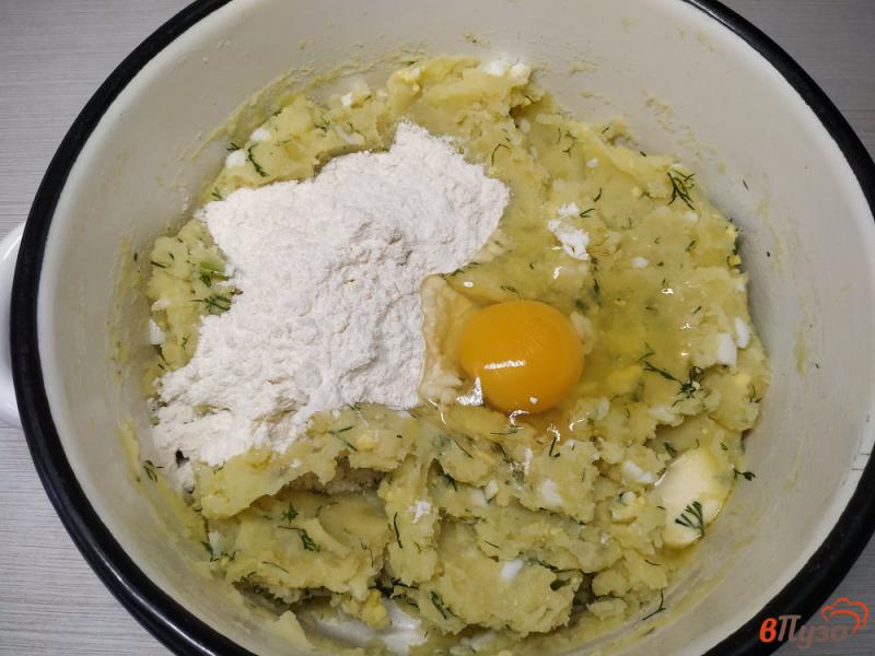 Фото приготовление рецепта: Ленивые картофельные зразы с яйцом и зеленью шаг №7