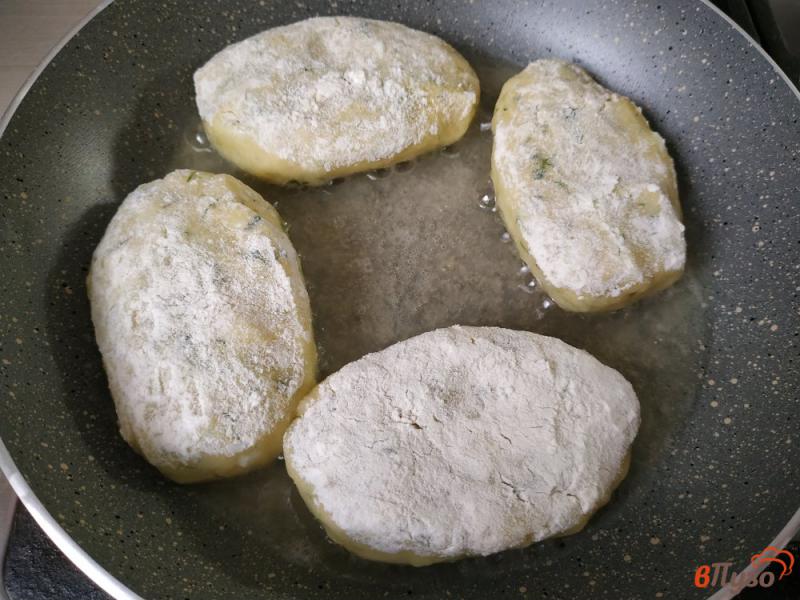 Фото приготовление рецепта: Ленивые картофельные зразы с яйцом и зеленью шаг №9