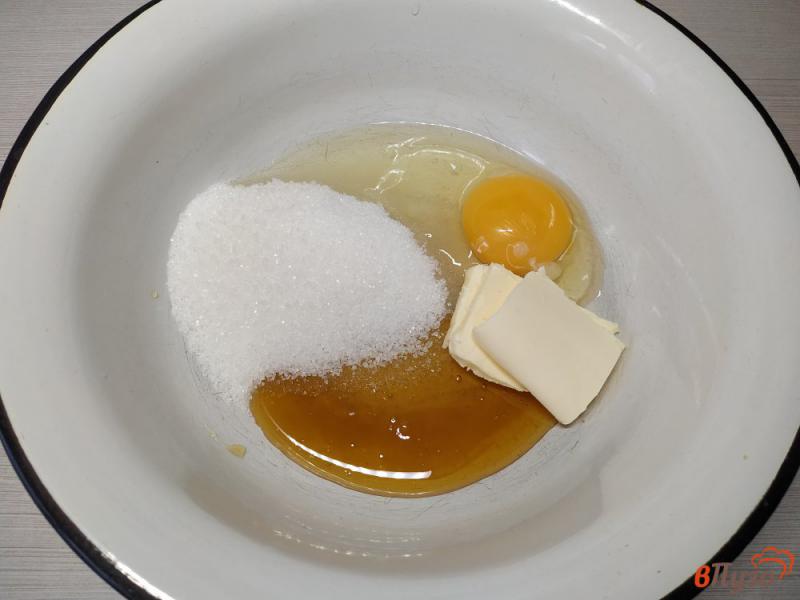 Фото приготовление рецепта: Медовик с изюмом и грецкими орехами шаг №1