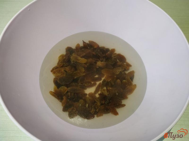 Фото приготовление рецепта: Медовик с изюмом и грецкими орехами шаг №7