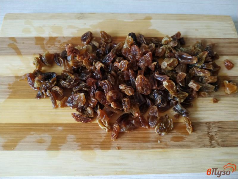 Фото приготовление рецепта: Медовик с изюмом и грецкими орехами шаг №11