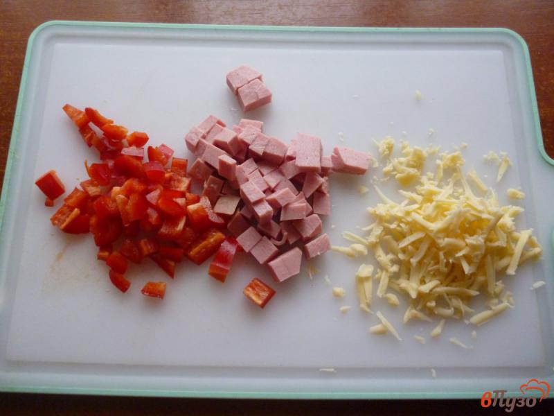 Фото приготовление рецепта: Омлет с колбасой и перцем в микроволновке шаг №4