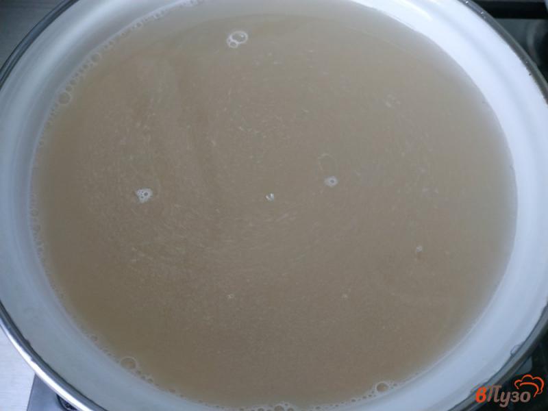 Фото приготовление рецепта: Гороховый суп с грудинкой и гренками шаг №1