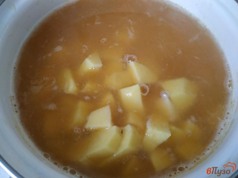 Фото приготовление рецепта: Гороховый суп с грудинкой и гренками шаг №3