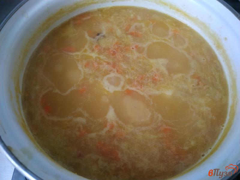 Фото приготовление рецепта: Гороховый суп с грудинкой и гренками шаг №9