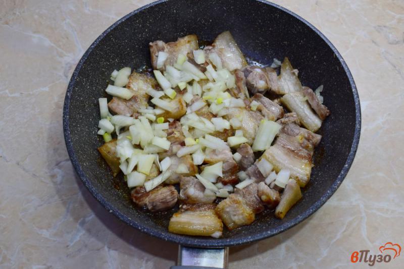 Фото приготовление рецепта: Жареная картошка с грибами и свининой шаг №2